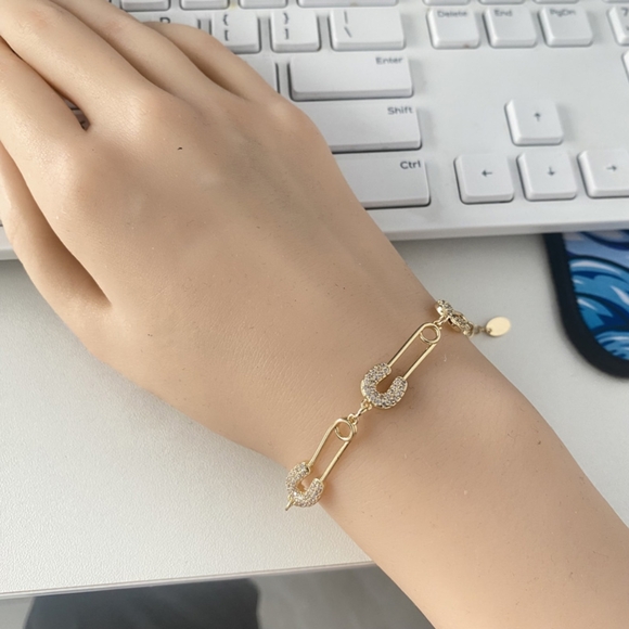 Gold or sliver paper clip diamond bracelet - Picture 2 of 10